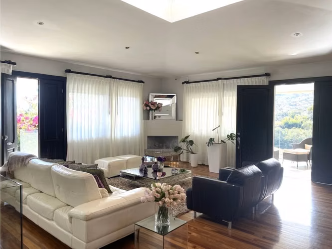 VENTA / Lujosa Propiedad (Permiso de Uso Comercial), Escazú