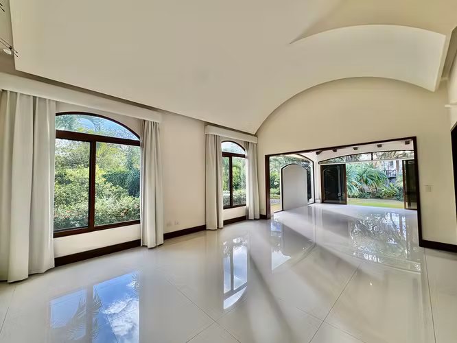 BOSQUES DE LINDORA, SANTA ANA – EXCLUSIVA y ELEGANTE RESIDENCIA DE UN NIVEL CON PISCINA PRIVADA