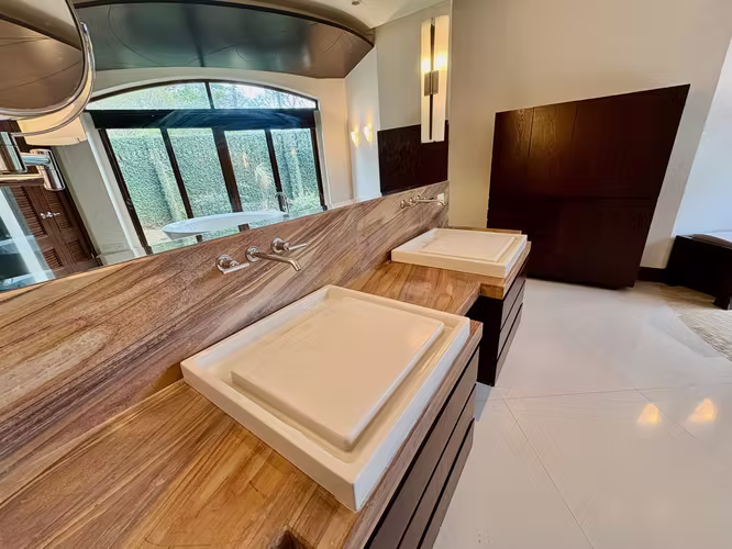 BOSQUES DE LINDORA, SANTA ANA – EXCLUSIVA y ELEGANTE RESIDENCIA DE UN NIVEL CON PISCINA PRIVADA