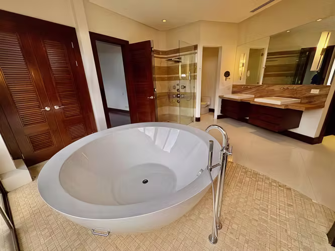 BOSQUES DE LINDORA, SANTA ANA – EXCLUSIVA y ELEGANTE RESIDENCIA DE UN NIVEL CON PISCINA PRIVADA