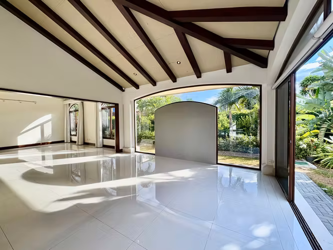 BOSQUES DE LINDORA, SANTA ANA – EXCLUSIVA y ELEGANTE RESIDENCIA DE UN NIVEL CON PISCINA PRIVADA