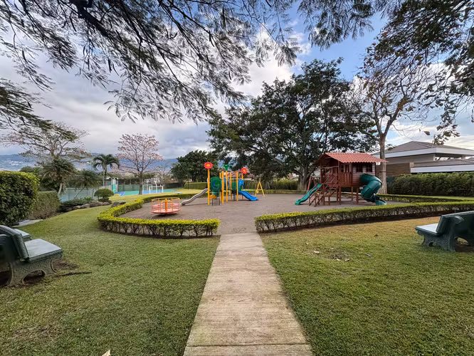 BOSQUES DE LINDORA, SANTA ANA – EXCLUSIVA y ELEGANTE RESIDENCIA DE UN NIVEL CON PISCINA PRIVADA