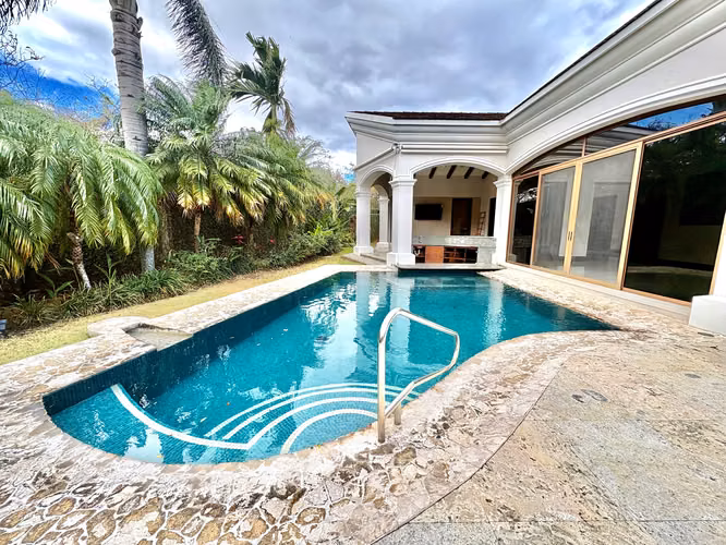 BOSQUES DE LINDORA, SANTA ANA – EXCLUSIVA y ELEGANTE RESIDENCIA DE UN NIVEL CON PISCINA PRIVADA
