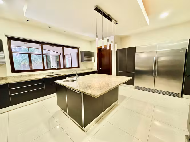 BOSQUES DE LINDORA, SANTA ANA – EXCLUSIVA y ELEGANTE RESIDENCIA DE UN NIVEL CON PISCINA PRIVADA