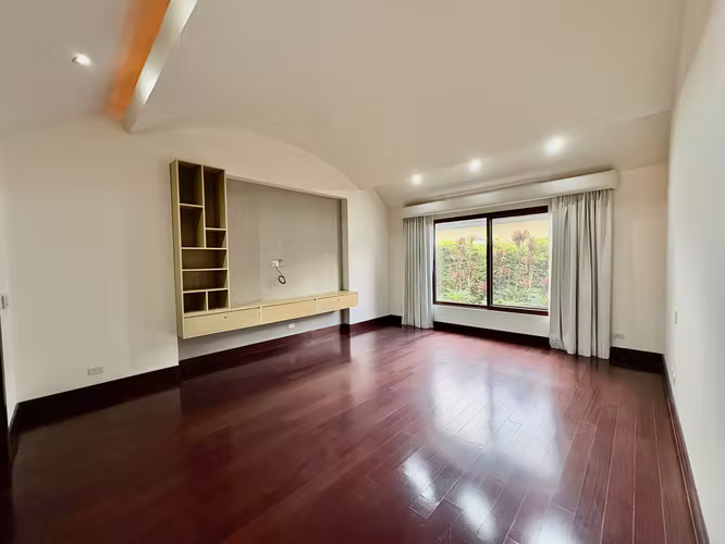 BOSQUES DE LINDORA, SANTA ANA – EXCLUSIVA y ELEGANTE RESIDENCIA DE UN NIVEL CON PISCINA PRIVADA