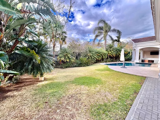 BOSQUES DE LINDORA, SANTA ANA – EXCLUSIVA y ELEGANTE RESIDENCIA DE UN NIVEL CON PISCINA PRIVADA