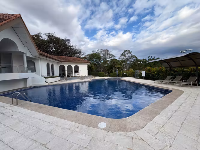 BOSQUES DE LINDORA, SANTA ANA – EXCLUSIVA y ELEGANTE RESIDENCIA DE UN NIVEL CON PISCINA PRIVADA