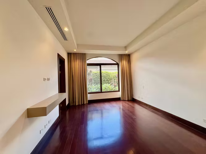 BOSQUES DE LINDORA, SANTA ANA – EXCLUSIVA y ELEGANTE RESIDENCIA DE UN NIVEL CON PISCINA PRIVADA