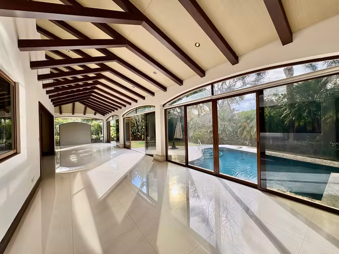 BOSQUES DE LINDORA, SANTA ANA – EXCLUSIVA y ELEGANTE RESIDENCIA DE UN NIVEL CON PISCINA PRIVADA