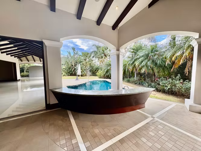 BOSQUES DE LINDORA, SANTA ANA – EXCLUSIVA y ELEGANTE RESIDENCIA DE UN NIVEL CON PISCINA PRIVADA