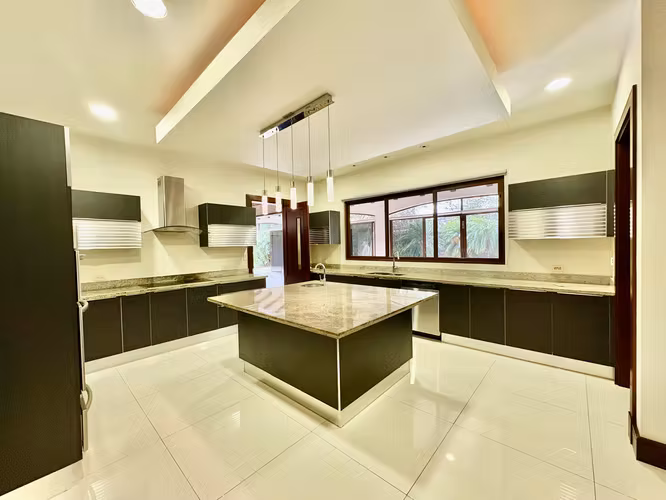 BOSQUES DE LINDORA, SANTA ANA – EXCLUSIVA y ELEGANTE RESIDENCIA DE UN NIVEL CON PISCINA PRIVADA