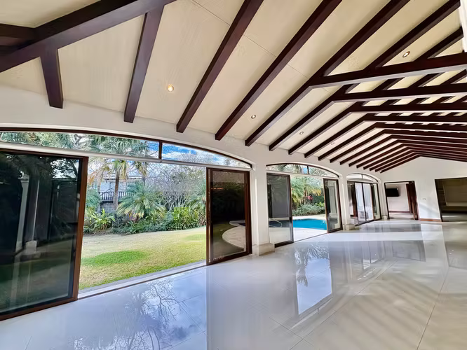 BOSQUES DE LINDORA, SANTA ANA – EXCLUSIVA y ELEGANTE RESIDENCIA DE UN NIVEL CON PISCINA PRIVADA