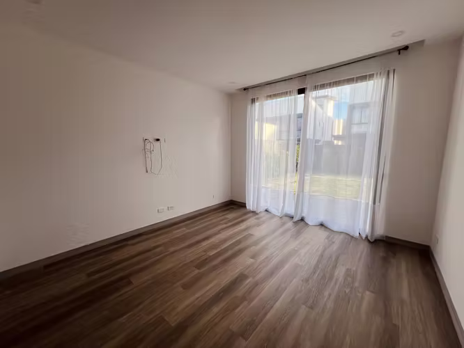 Casa moderna en Venta en Lindora – Viví Como en un Club Privado