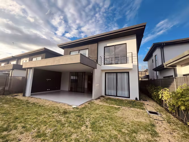 Casa moderna en Venta en Lindora – Viví Como en un Club Privado