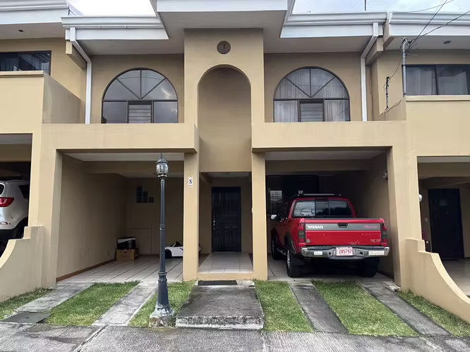 I'm selling a house in Lagunilla, Real Las Gladiolas Condominium.