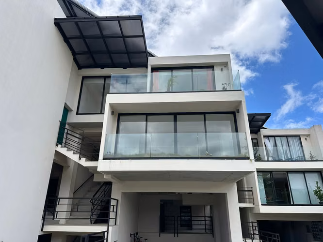 Oportunidad Unica. Vendo 2 niveles 2 parqueos bodega/ Condominio Natu, San Rafael Montes de Oca