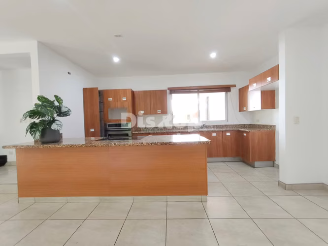 Venta de casa de 3 hab. en Condominio Casa del Sol, Santa Ana centro