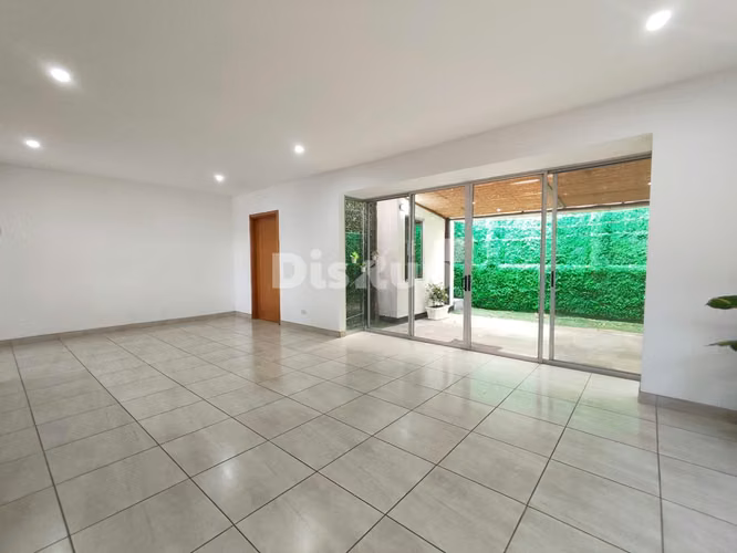 Venta de casa de 3 hab. en Condominio Casa del Sol, Santa Ana centro