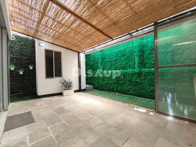 Venta de casa de 3 hab. en Condominio Casa del Sol, Santa Ana centro