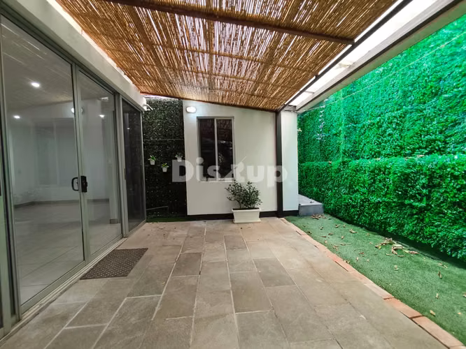Venta de casa de 3 hab. en Condominio Casa del Sol, Santa Ana centro