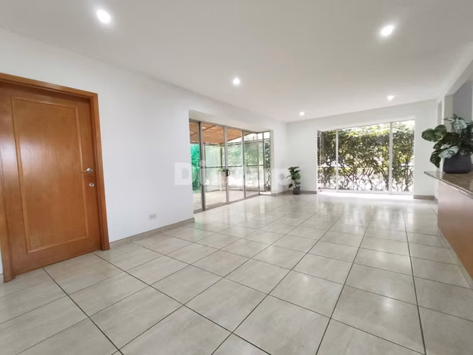Venta de casa de 3 hab. en Condominio Casa del Sol, Santa Ana centro