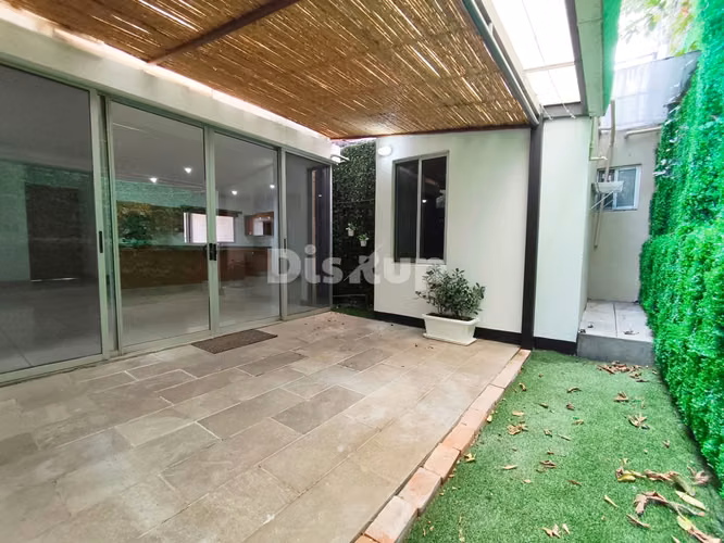 Venta de casa de 3 hab. en Condominio Casa del Sol, Santa Ana centro