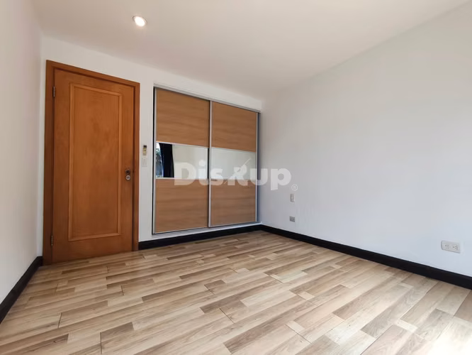 Venta de casa de 3 hab. en Condominio Casa del Sol, Santa Ana centro