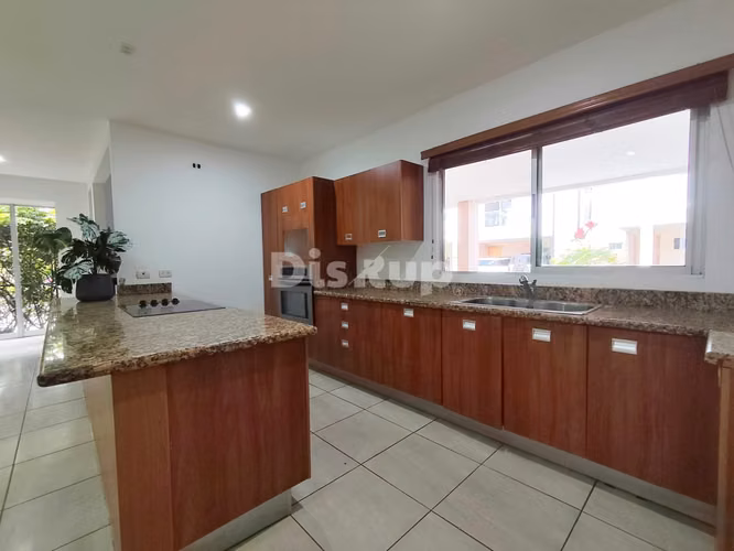 Venta de casa de 3 hab. en Condominio Casa del Sol, Santa Ana centro