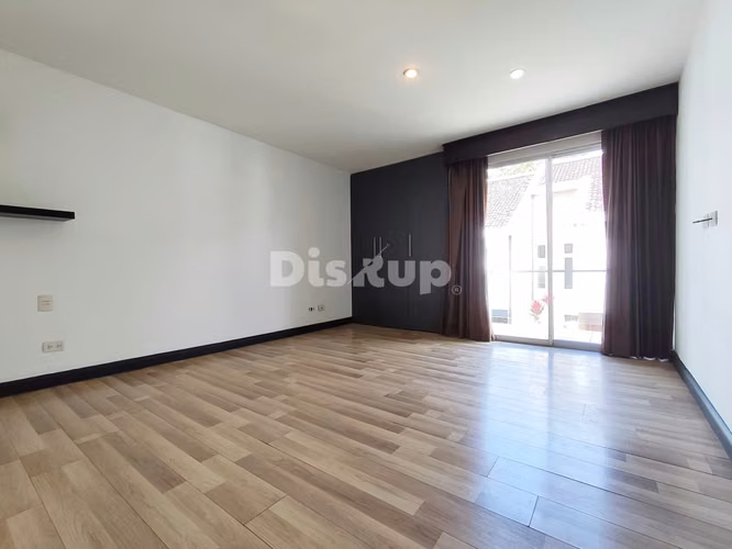 Venta de casa de 3 hab. en Condominio Casa del Sol, Santa Ana centro