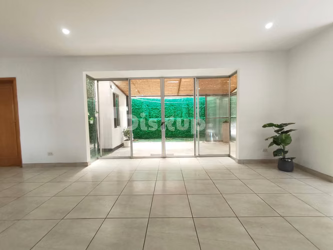 Venta de casa de 3 hab. en Condominio Casa del Sol, Santa Ana centro