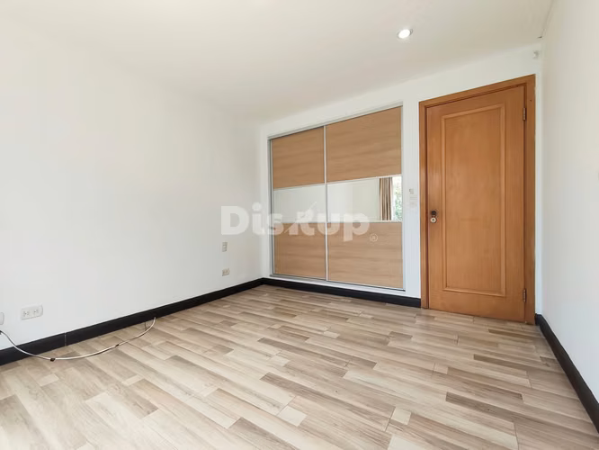 Venta de casa de 3 hab. en Condominio Casa del Sol, Santa Ana centro