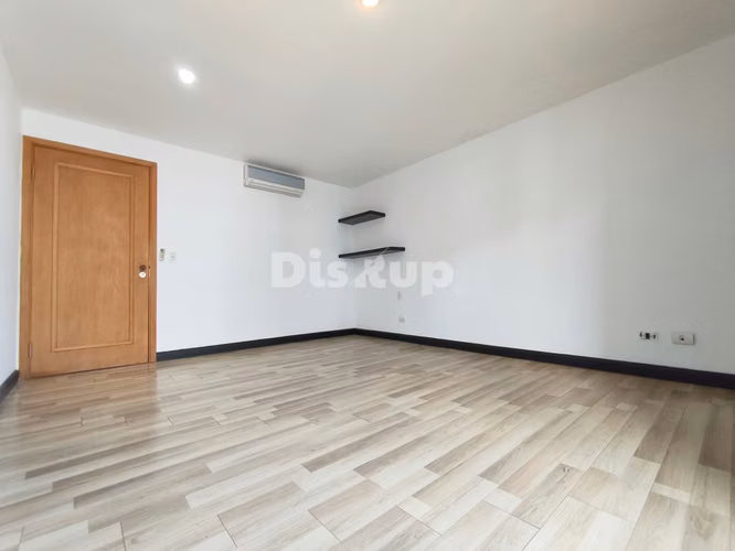 Venta de casa de 3 hab. en Condominio Casa del Sol, Santa Ana centro