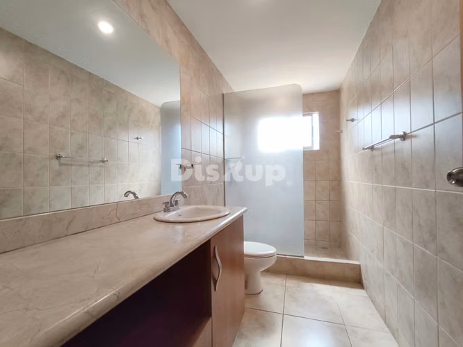 Venta de casa de 3 hab. en Condominio Casa del Sol, Santa Ana centro