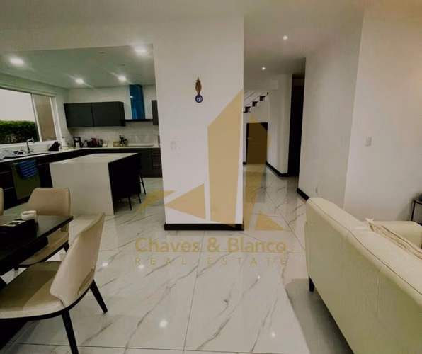 Casa de Lujo en Guachipelín, Escazú | 304 m², Jardín y Condominio Exclusivo