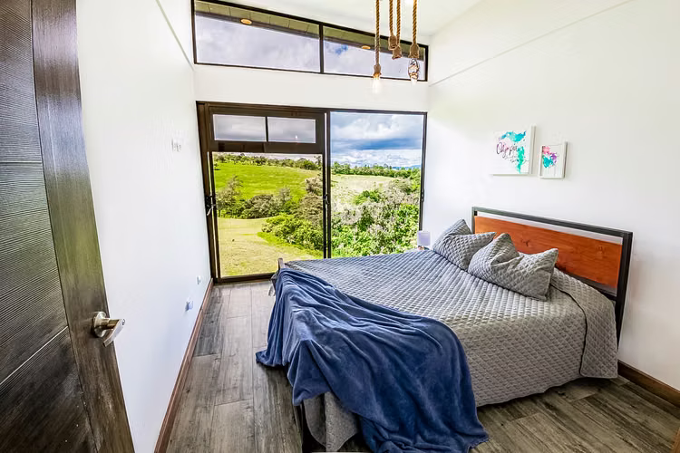 Casa en Venta Cerca de San José | 5 Habitaciones | Amplio Terreno con Quebrada | $599,000