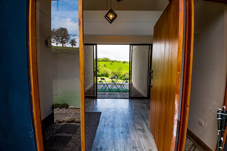 Casa en Venta Cerca de San José | 5 Habitaciones | Amplio Terreno con Quebrada | $599,000
