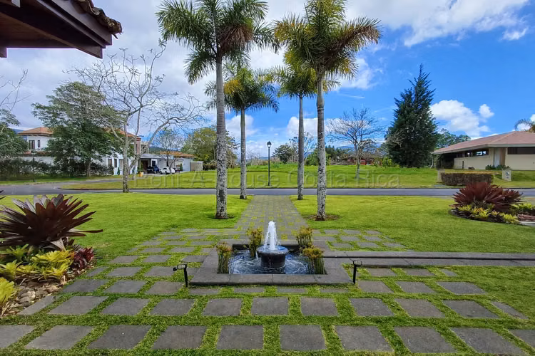 Venta de Casa en Condominio Monterán Granadilla Curridabat