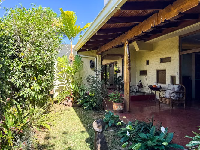 Casa en lote esquinero con vista al campo de golf – Cariari