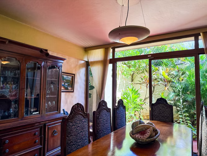 Casa en lote esquinero con vista al campo de golf – Cariari