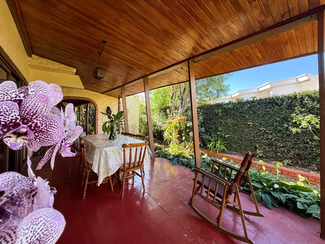 Casa en lote esquinero con vista al campo de golf – Cariari