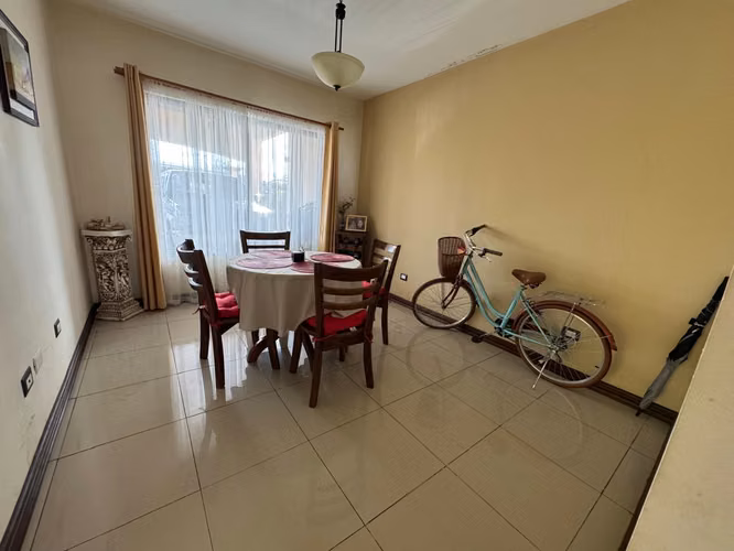Amplia Casa con jardín en Residencial Privado, San Roque, Heredia