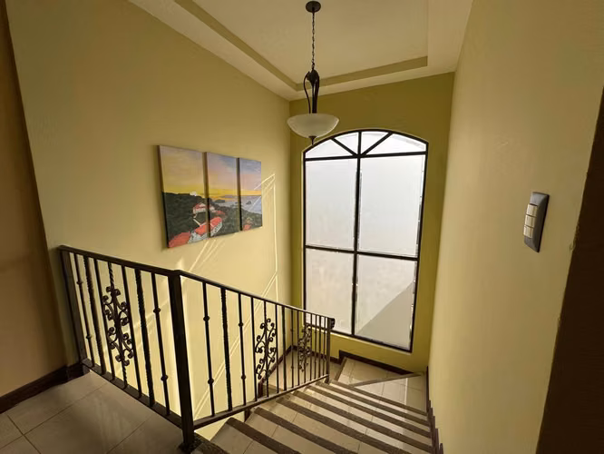 Amplia Casa con jardín en Residencial Privado, San Roque, Heredia