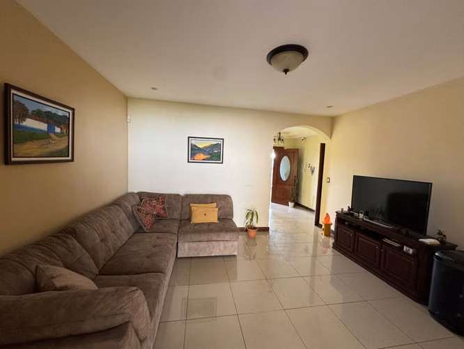 Amplia Casa con jardín en Residencial Privado, San Roque, Heredia