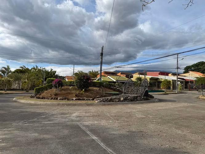 Amplia Casa con jardín en Residencial Privado, San Roque, Heredia