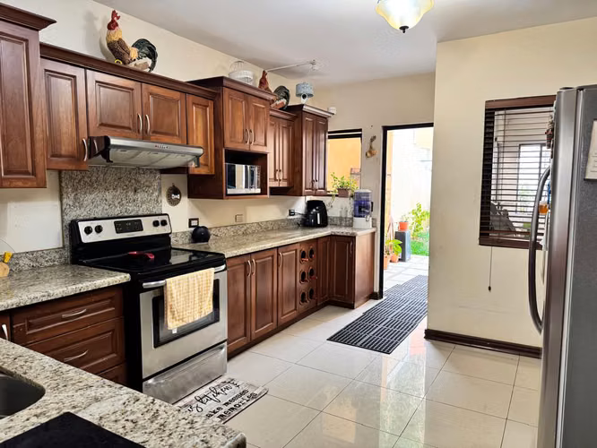 Amplia Casa con jardín en Residencial Privado, San Roque, Heredia