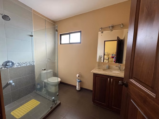 Amplia Casa con jardín en Residencial Privado, San Roque, Heredia