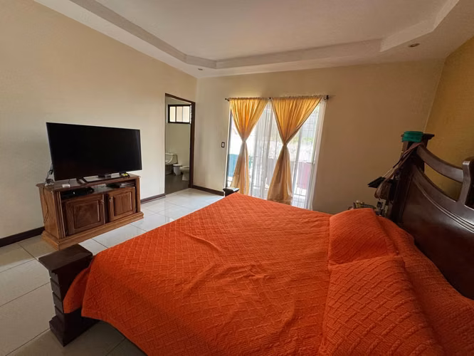 Amplia Casa con jardín en Residencial Privado, San Roque, Heredia