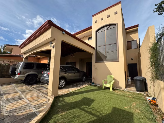 Amplia Casa con jardín en Residencial Privado, San Roque, Heredia