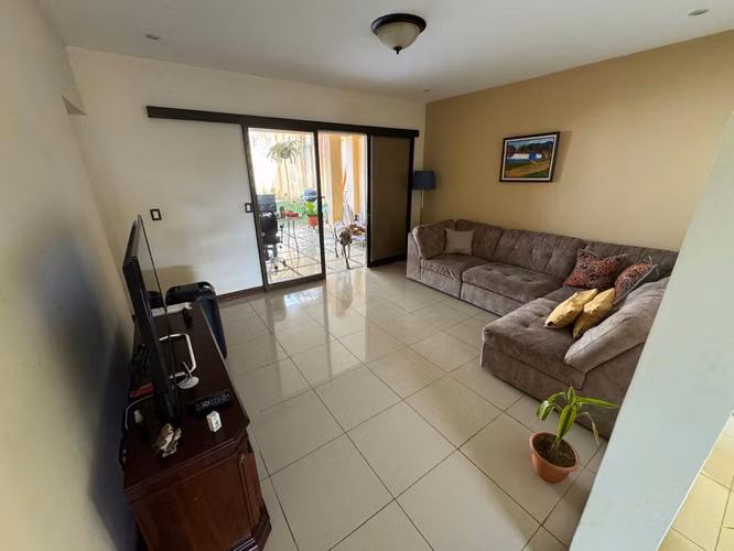 Amplia Casa con jardín en Residencial Privado, San Roque, Heredia