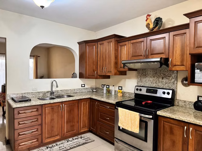 Amplia Casa con jardín en Residencial Privado, San Roque, Heredia